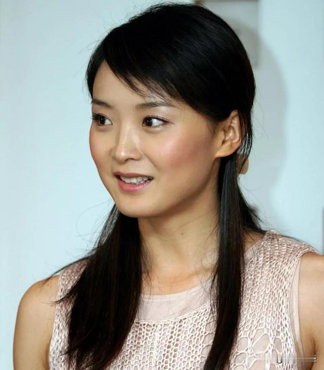 王艳这个经历，完全可以写进玛丽苏小说情节里了，太玛丽苏了。
女演员王艳，长得不算