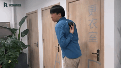 刻意抬头挺胸是错的 讲了这种常见误区会导致平背体态，今天来说说，如果已经出现了这