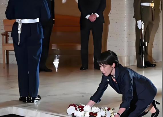 挂在官网首页的下跪照，才是日本最危险的信号
 
首相官邸的首页，通常是放外交成果