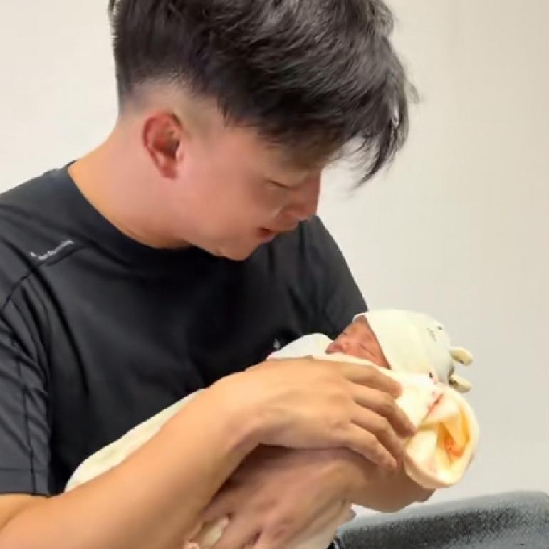 自从小松在云南河口包子铺认识了秋秋以后，就跟随着秋秋在越南生活，现在已经有四个年