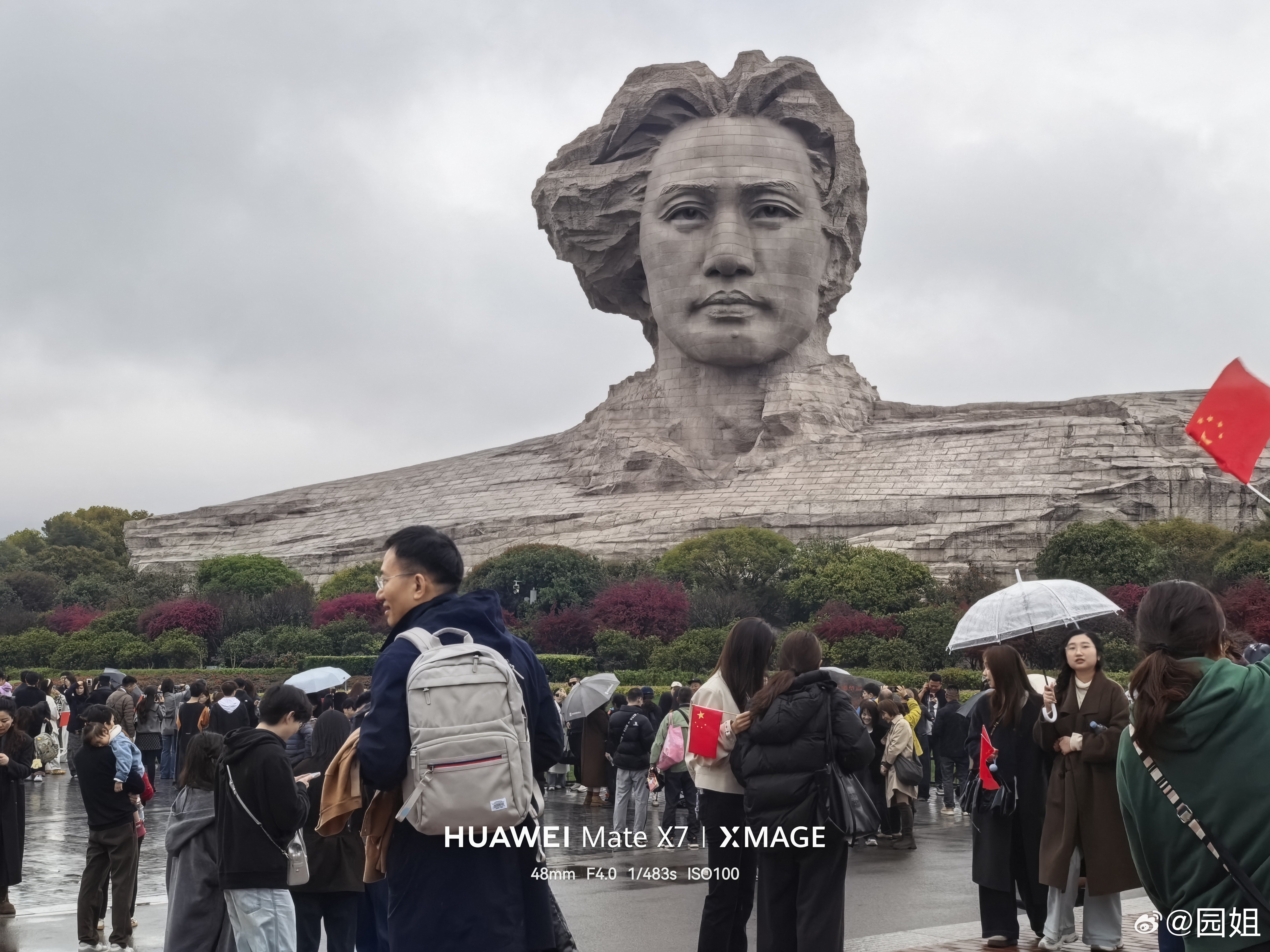 充电来了，这个雕像比想象中宏伟壮观，来橘子洲的人应该都是来这里的，很多人打卡拍照