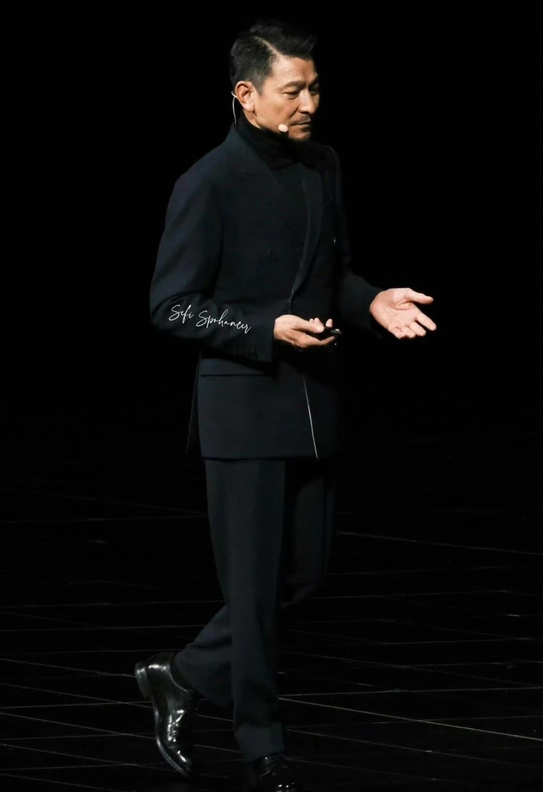 我不迷华为，我迷的是华仔！
一身得体的黑色西装，
迷人性感的胡渣，
再加上优雅挺