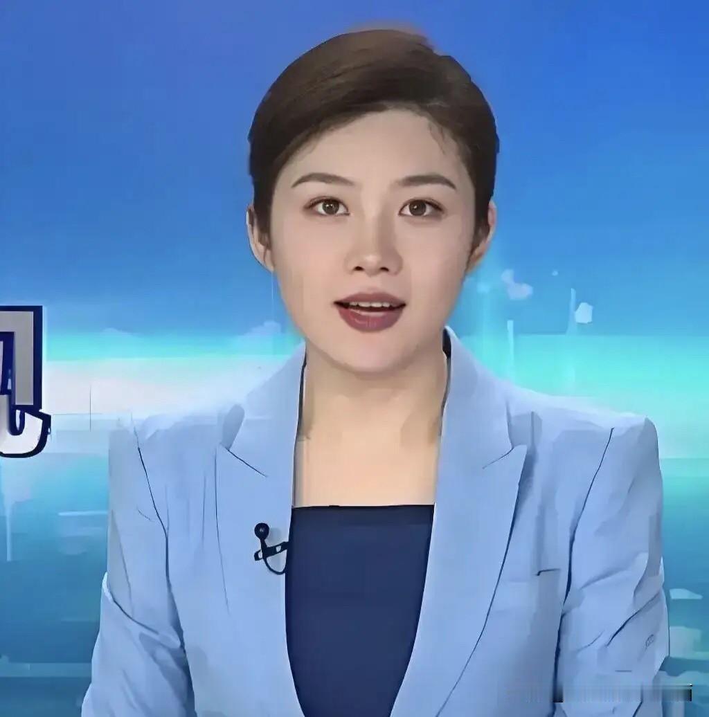 她的长相是标准的美女脸，知性优雅、貌美如花，比刘亦菲漂亮，比周涛有气质。

五官