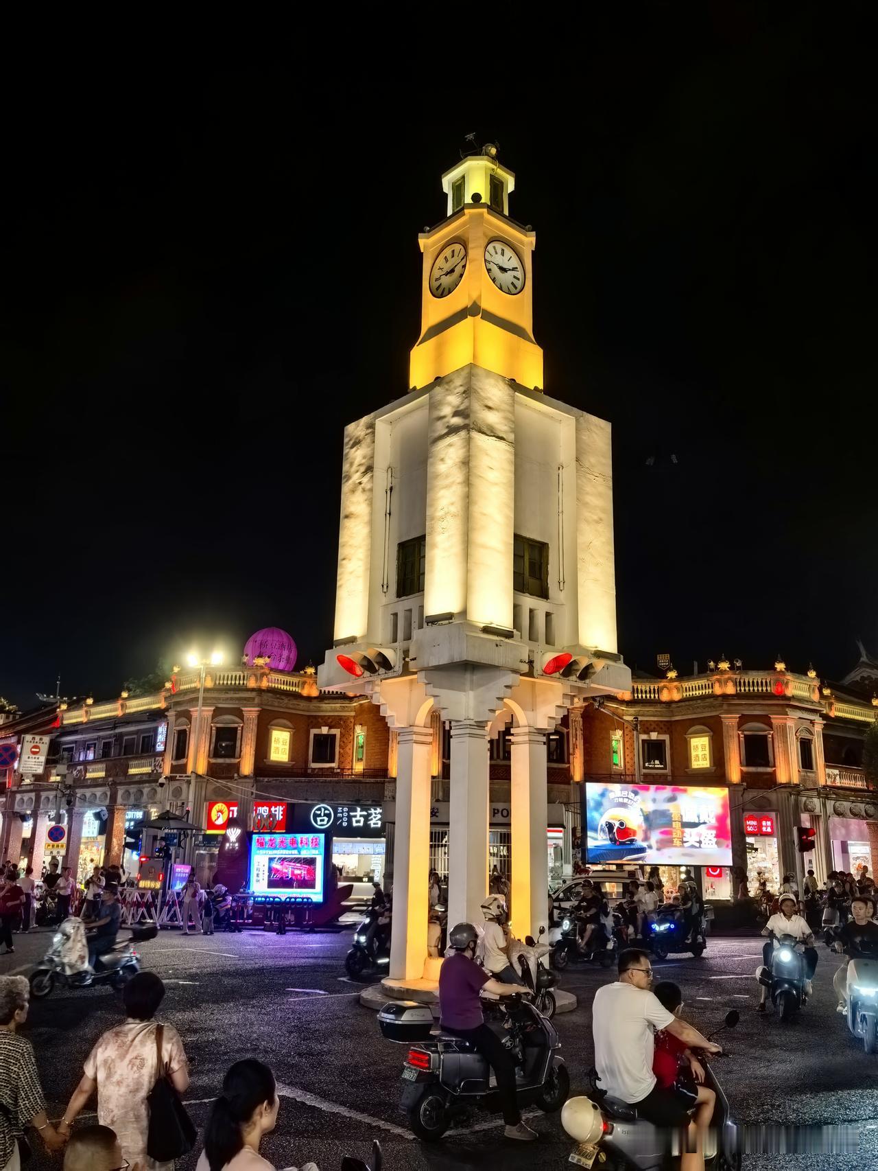 来到泉州古城，办理好入住手续后，立马出来逛夜景，首先打卡的就是泉州古城地标建筑—