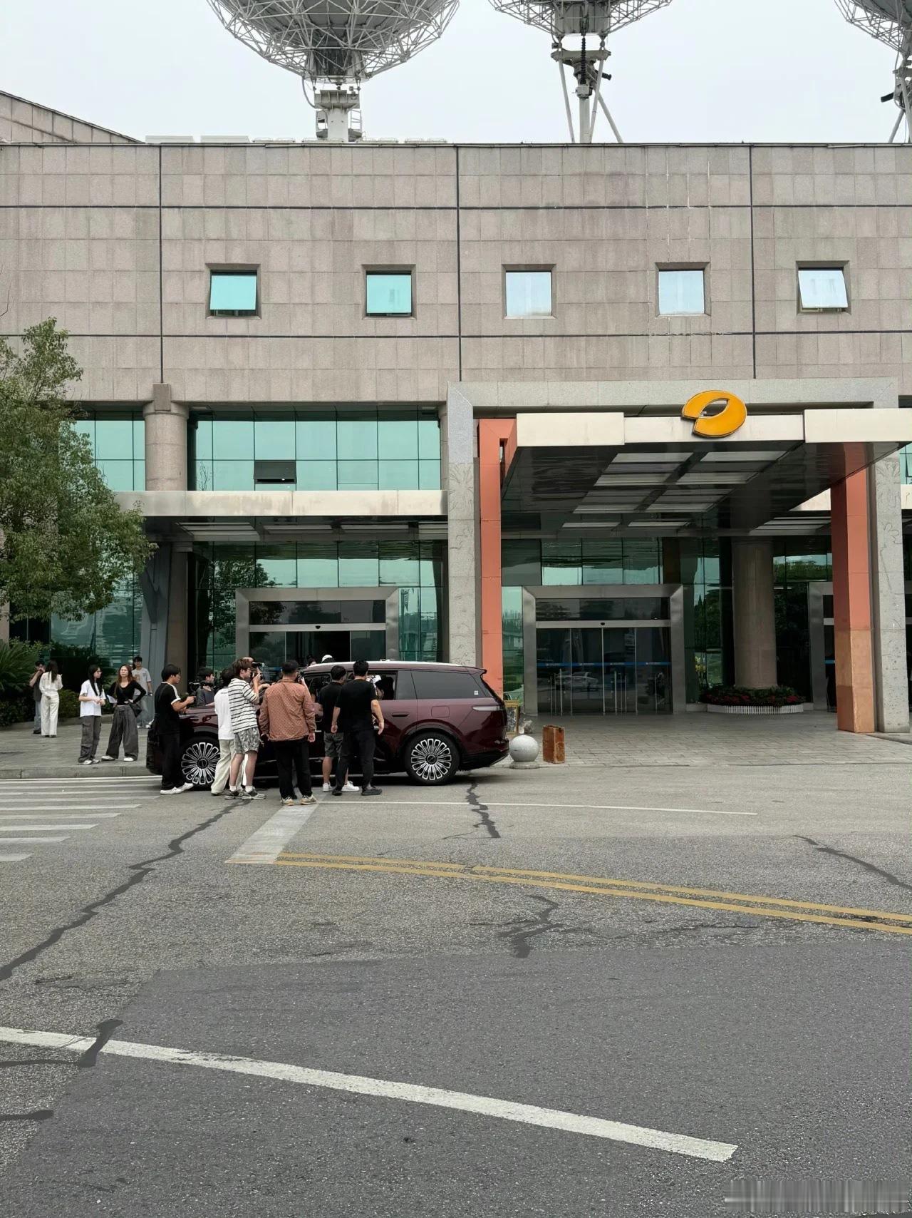 领克900L就这样亮相了，看起来是准备上综艺节目，现款900车长是5240mm，