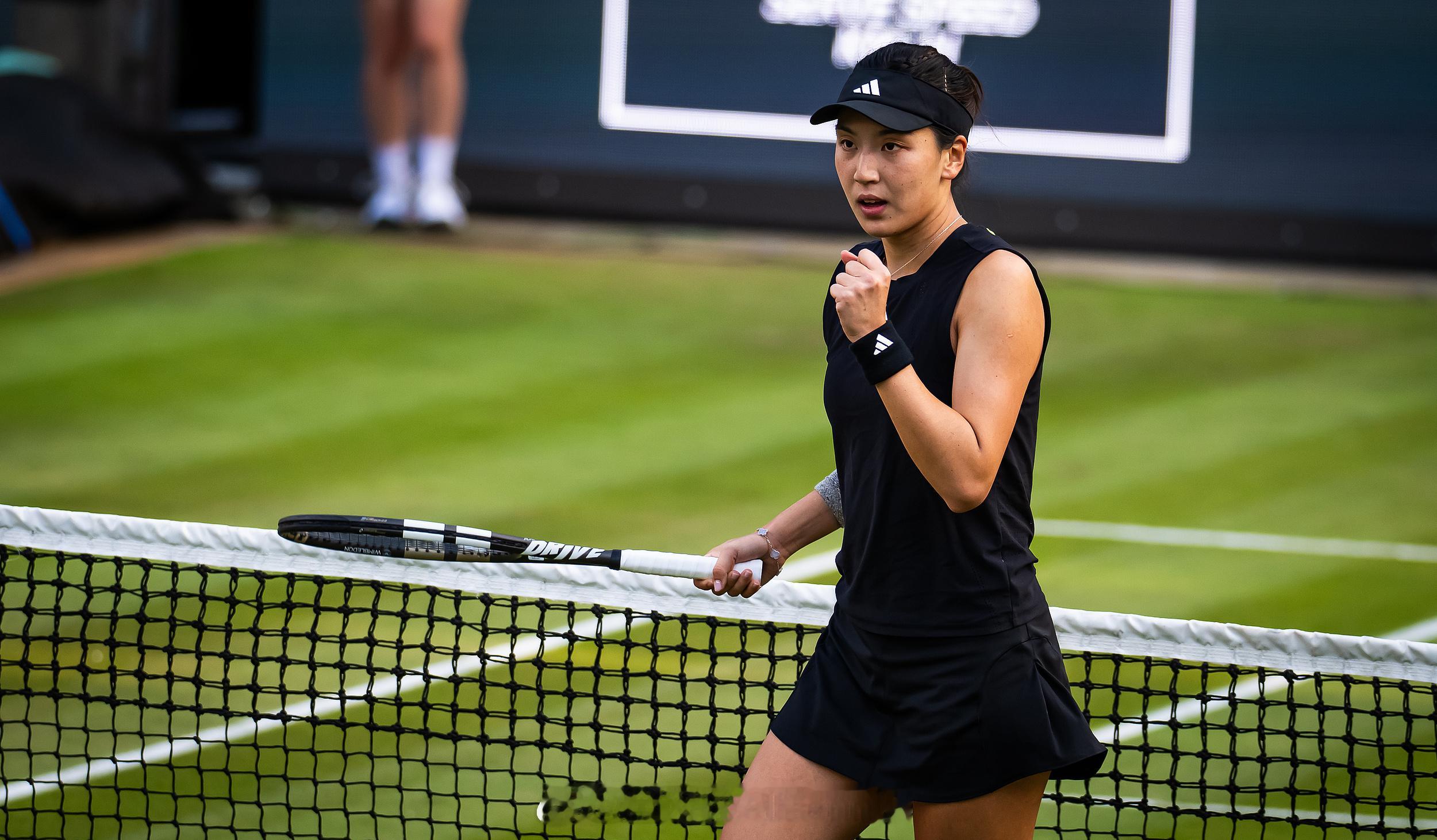WTA500 柏林站半决赛，从资格赛突围的王欣瑜6-4/6-1完胜萨姆索诺娃，职