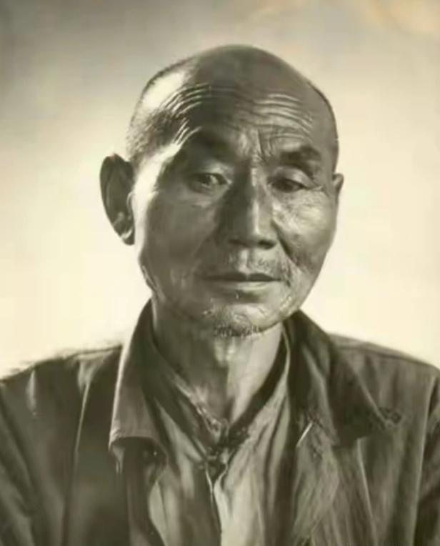 1937年，南京某个村庄的院子里，十几名中国人正在跪着，两个日军正在挨个砍头。突