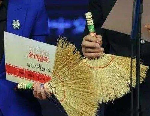 原来地蛋真的拿了两把扫帚🧹回去啊金扫帚