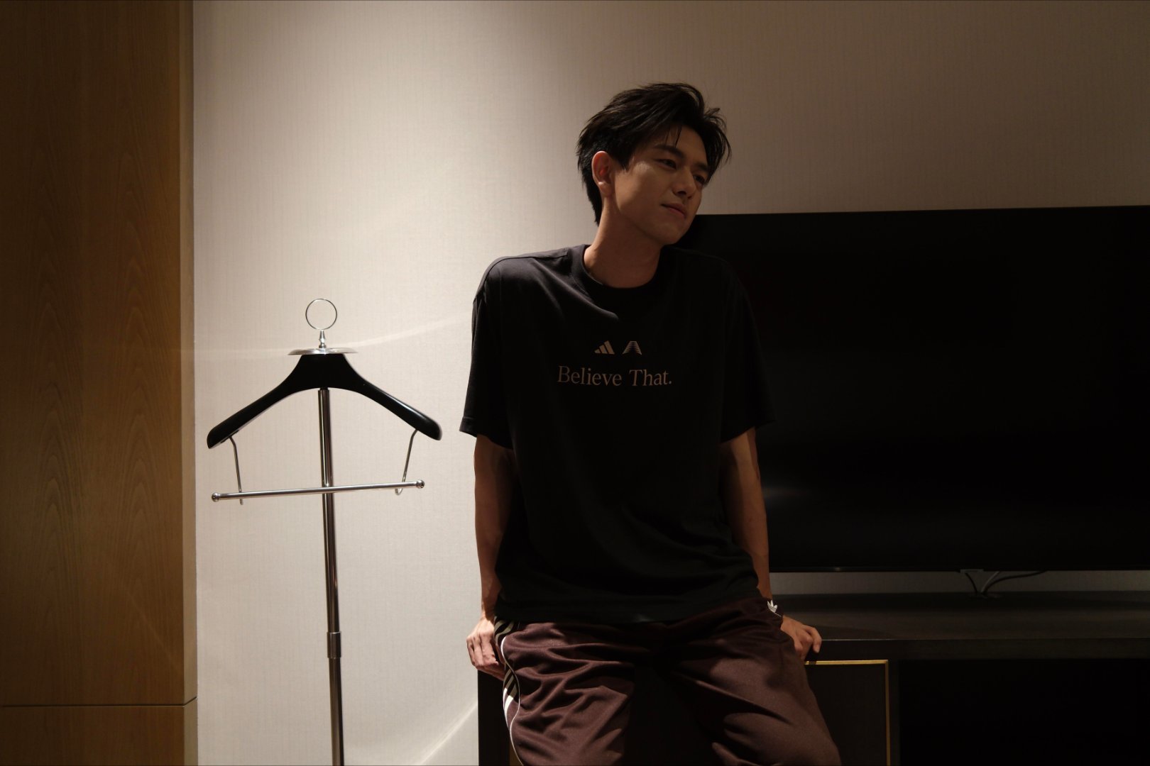 李现长风起 lx李现雾里青 刚下班回家，看到他在沙发上玩手机笑成那样……我也忍不