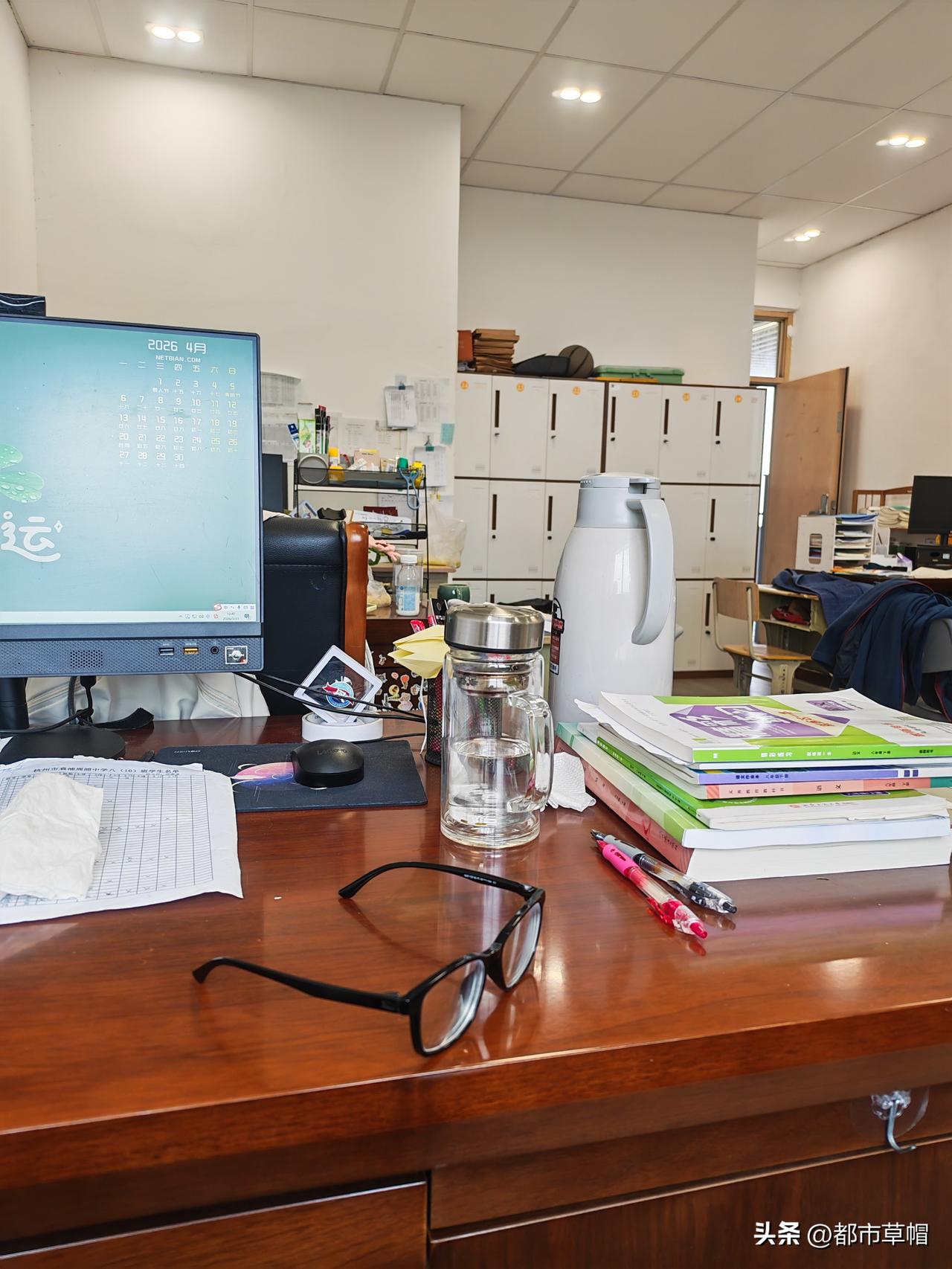 办公室一位同事，隔三差五就会带一尼龙袋削好的甘蔗到办公室，分享给其他同事，他自己