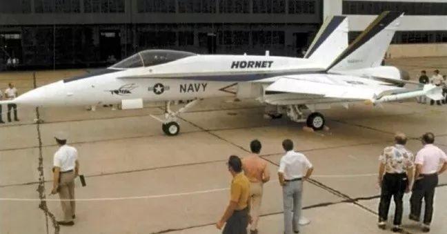 1978年10月，美国海军首架生产型F/A-18A“大黄蜂”舰载战斗机。