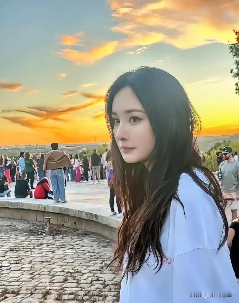 我有种预感
杨幂这次暂缓官宣的举动，会让更多人看清她的底色。

今天本来要官宣P