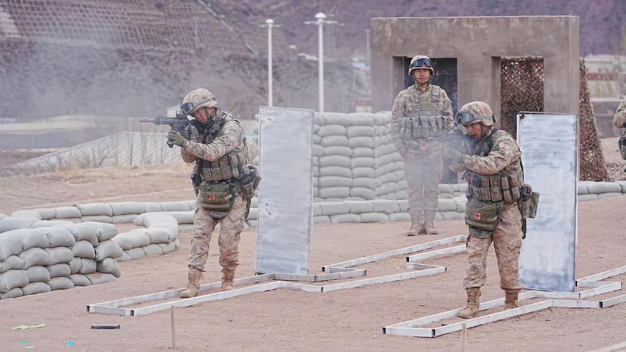 我军战士终于有防弹护臀和护裆了，外加双层弹匣包，8颗手榴弹。

陆军某部的战术训