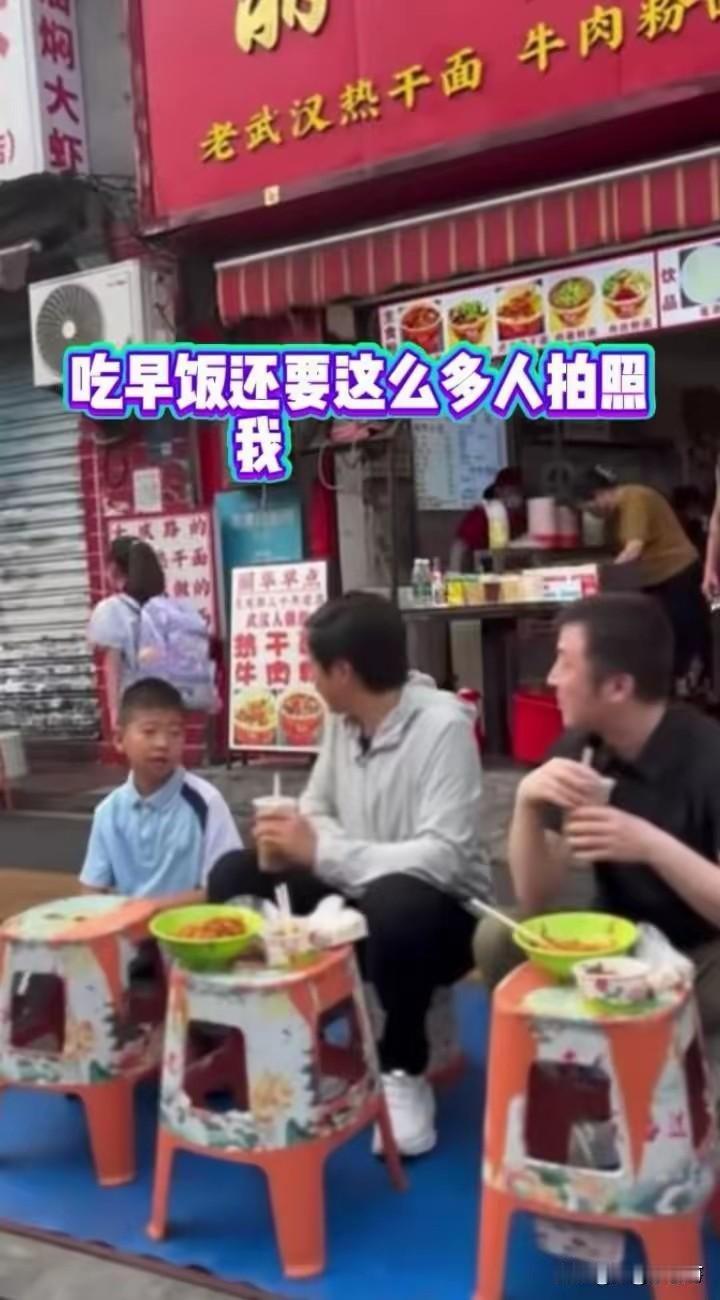 就是啊，不就吃个饭嘛，这么多人拍照。还是小孩子纯粹，管你千亿总裁万亿总裁，管你什