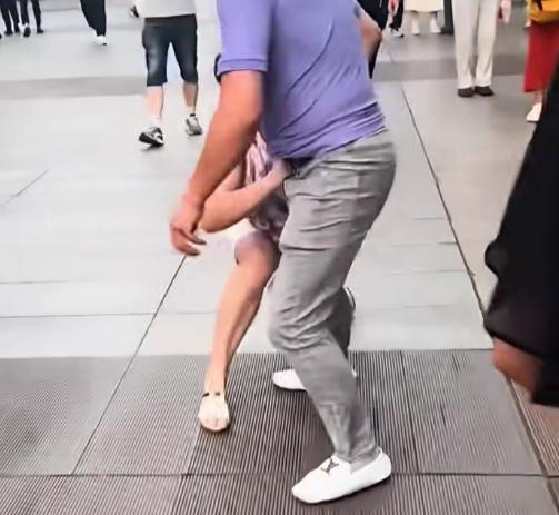 浙江乐清，女子与前男友分手后，难以释怀跑到前男友家中吵闹。女子前男友受不了，选择