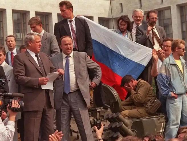 苏联解体只丢24%土地，为何从超级大国瞬间跌成三，四流？别以为地图缩水就没事！1