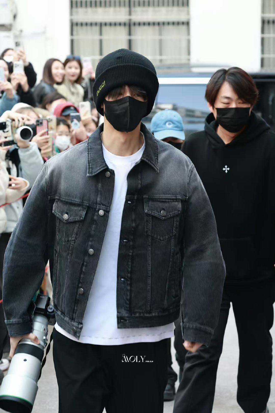 张凌赫带着大炮上班张凌赫带大炮上班 张凌赫带着他的大炮来了