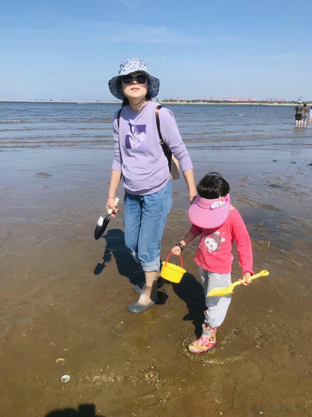  暑假尾声，带妹妹去看海！暑假总是那么短暂，妹妹在家玩耍的时间过得飞快。眼看就要