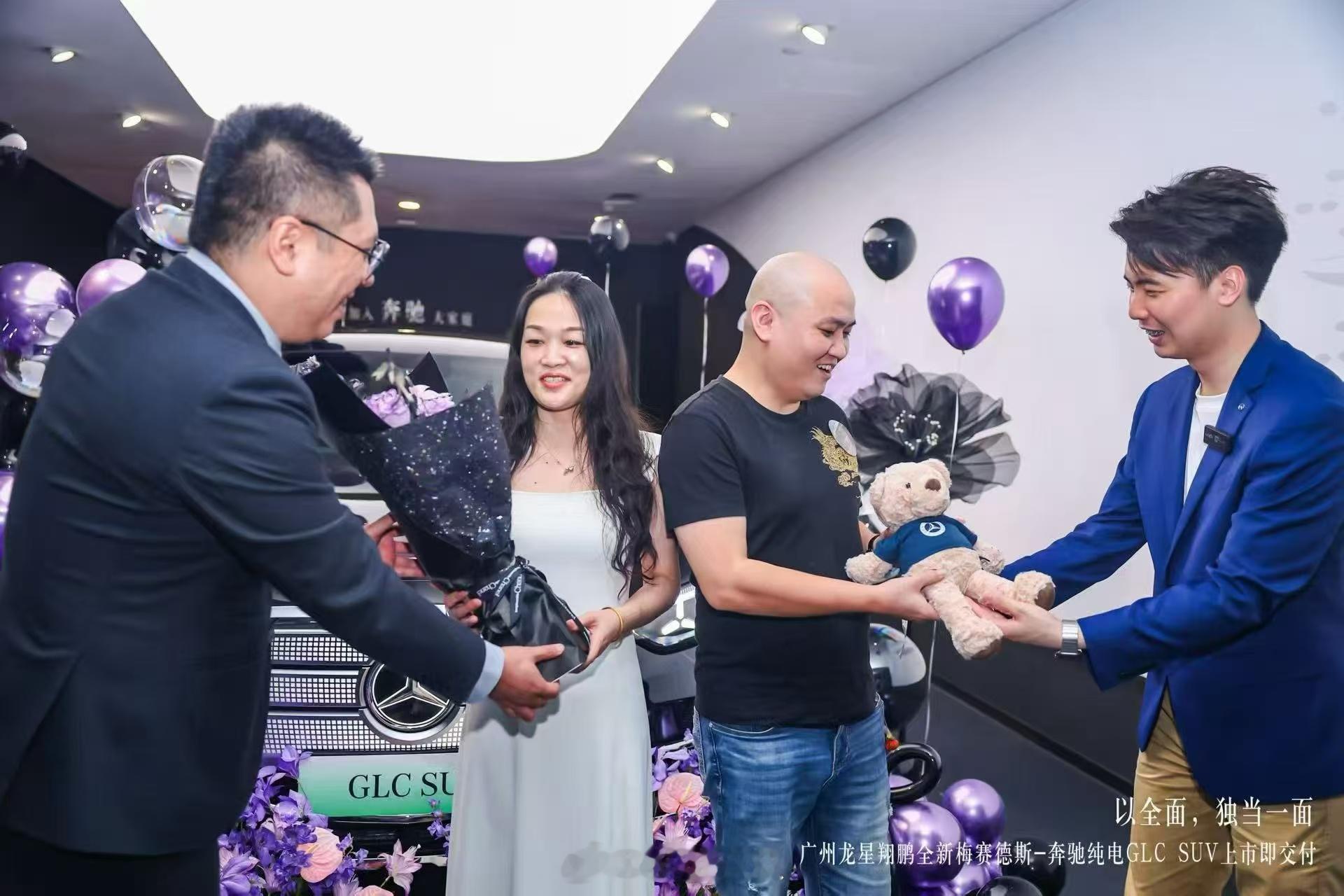 全新奔驰纯电glc 哇！真的是上市即交付。广州的用户在广州龙星翔鹏，上市当晚就已