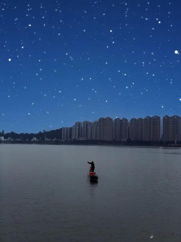 斜阳村落炊烟袅，
人生短短几个秋、
草若惊风旭雨下、
繁星璀璨映月舟、
鹰依云雀