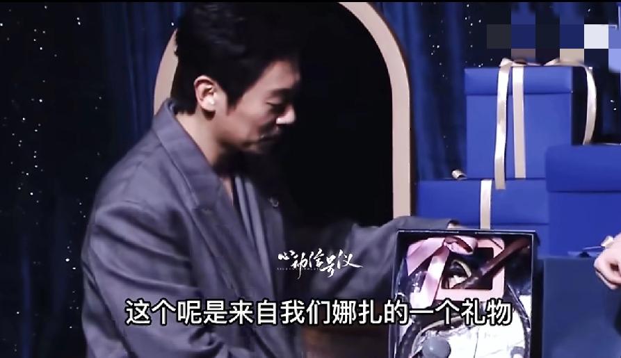 真是冥冥之中自有天意啊！

朱亚文微博之夜抽到的🎁，居然是娜扎送出的鞭子。[捂