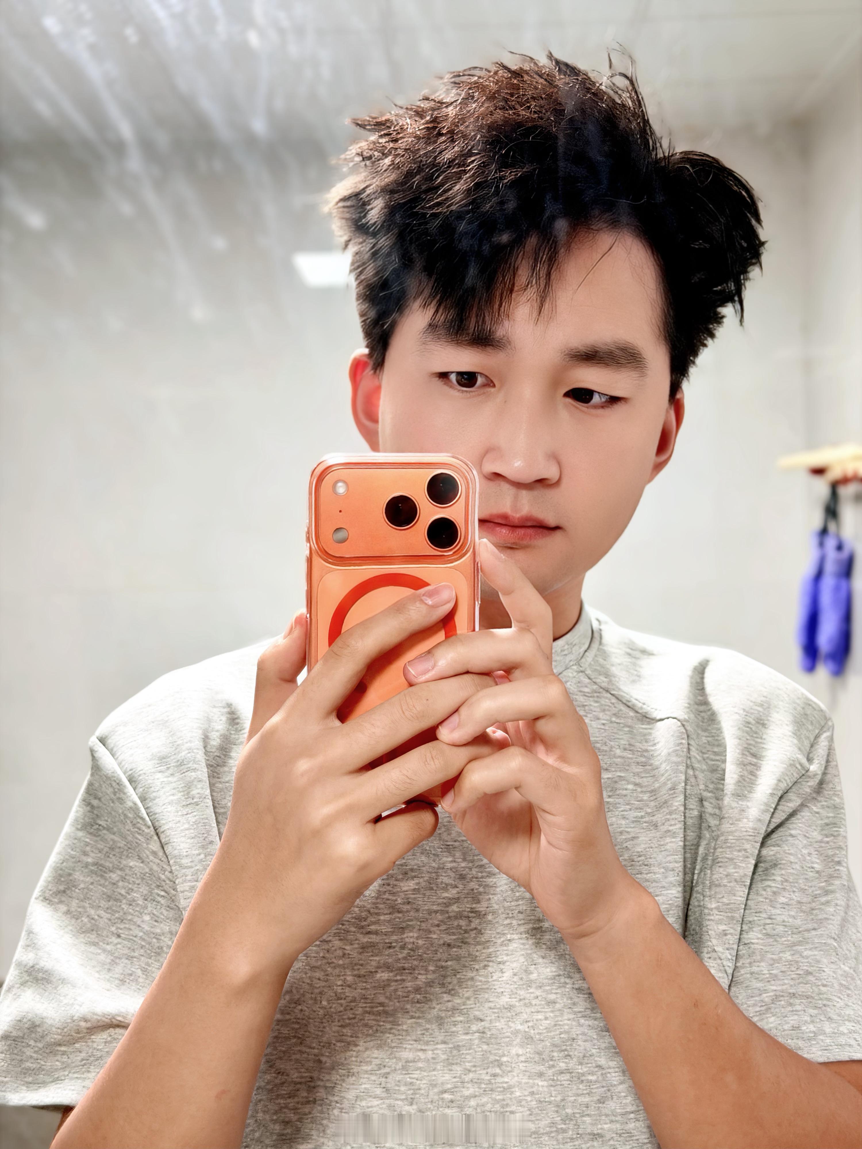 把头发梳成大人模样后变成了斗鸡眼。 