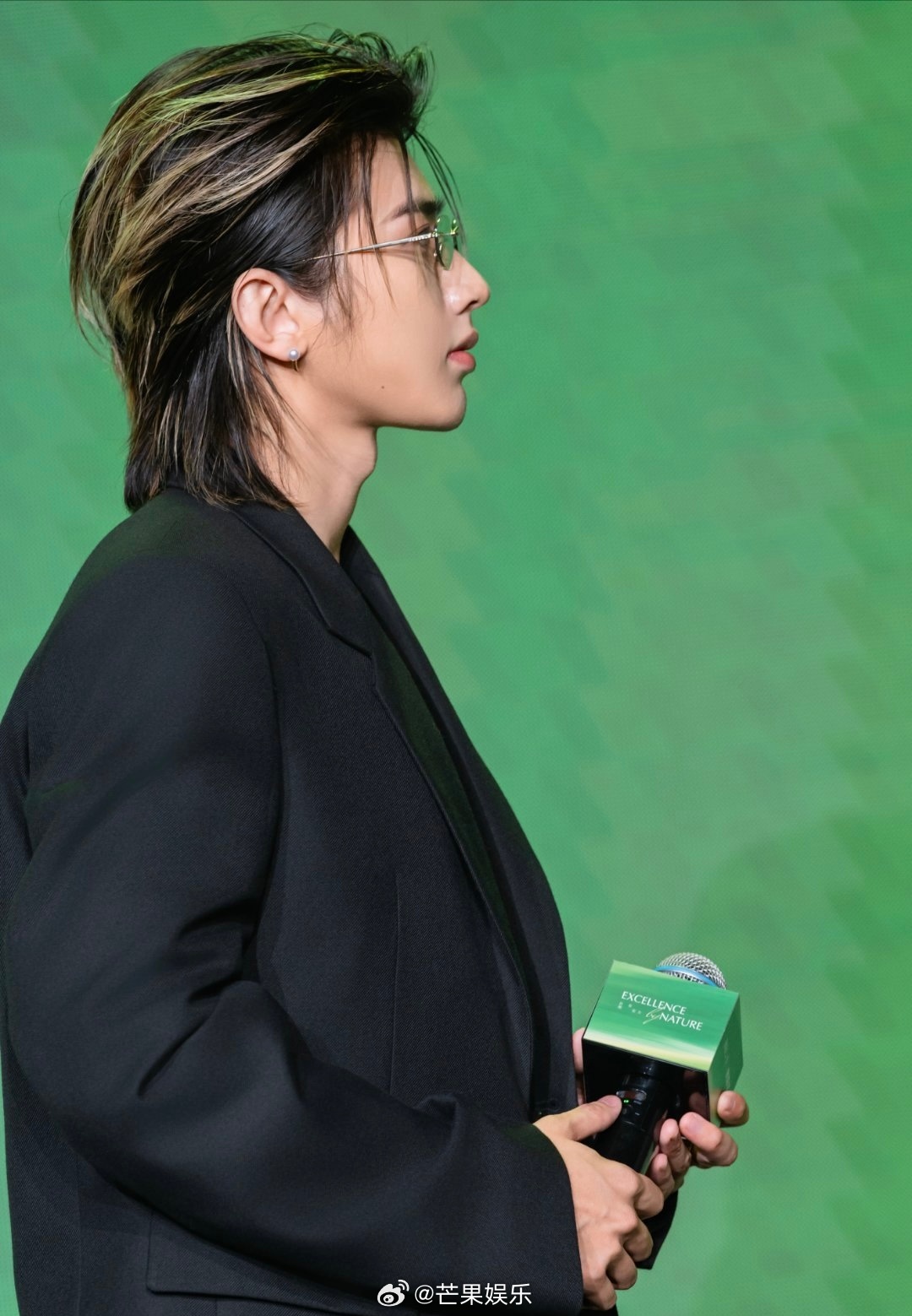 蔡徐坤遭遇私生强抱此次现场突发事件，蔡徐坤的临场反应和处事格局格外出彩。面对意外