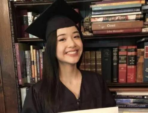 穿学士服的这个女生是陈冲的大女儿，她哈佛毕业了！

因为这事，全网都在问陈冲，当