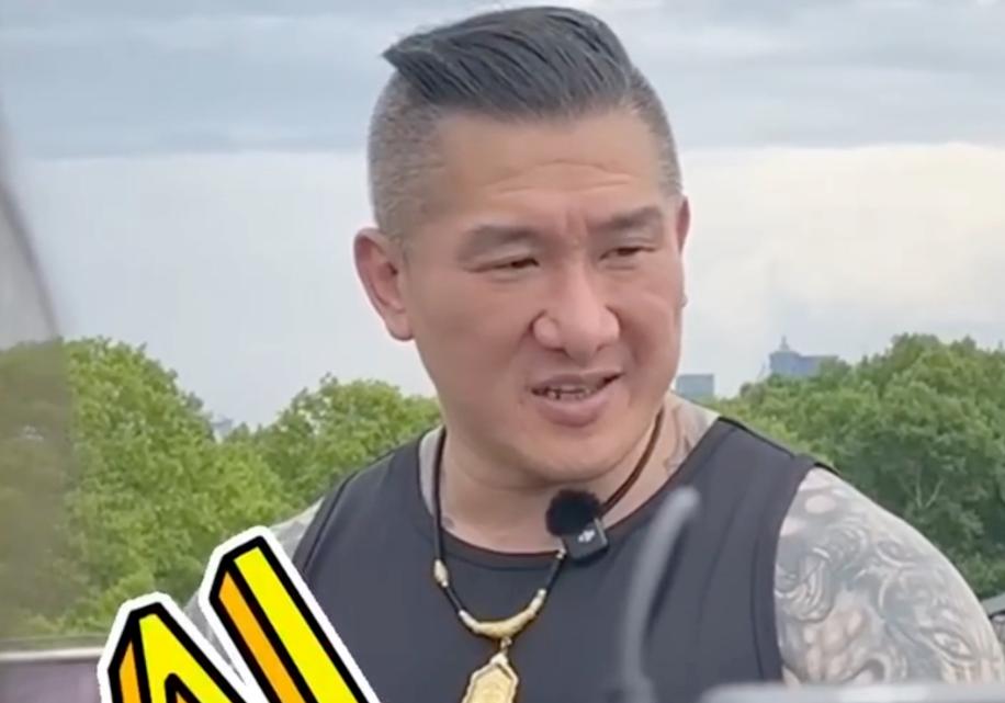 别骂馆长了！



馆长这回遇上坎了
直播的时候话说得很直接



现在确实遇到
