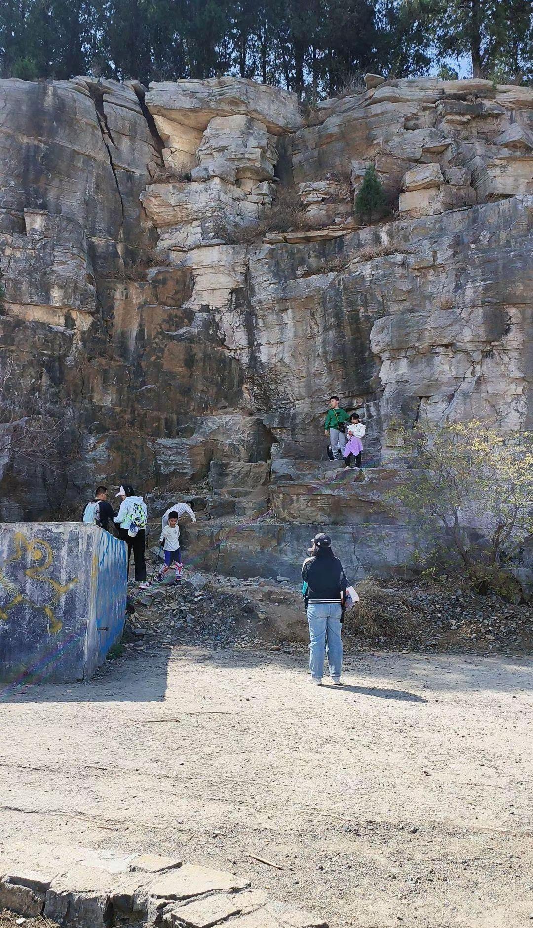 周末逃离城市，来一场说走就走的户外探险！⛰️ 面对大自然的鬼斧神工，攀爬在岩石间