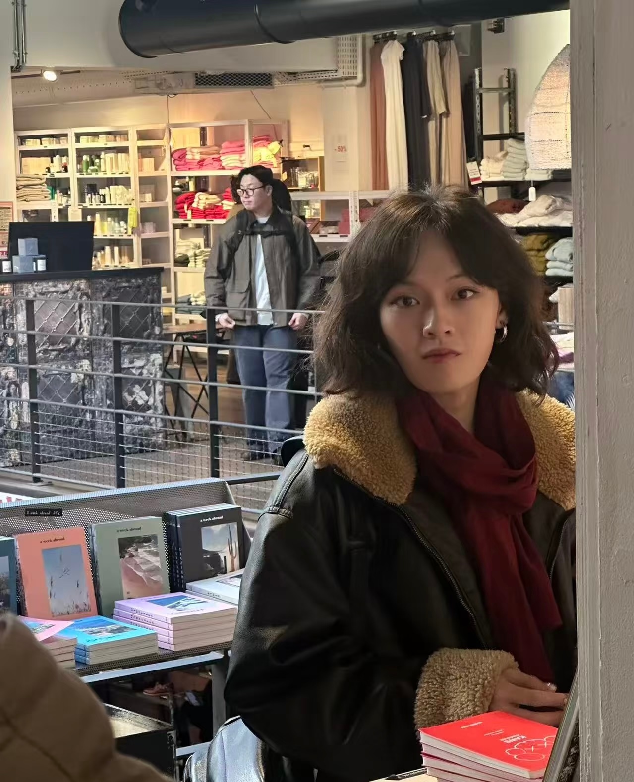 有网友在巴黎偶遇文淇，这个爱看书的小文淇发现镜头后萌的啊