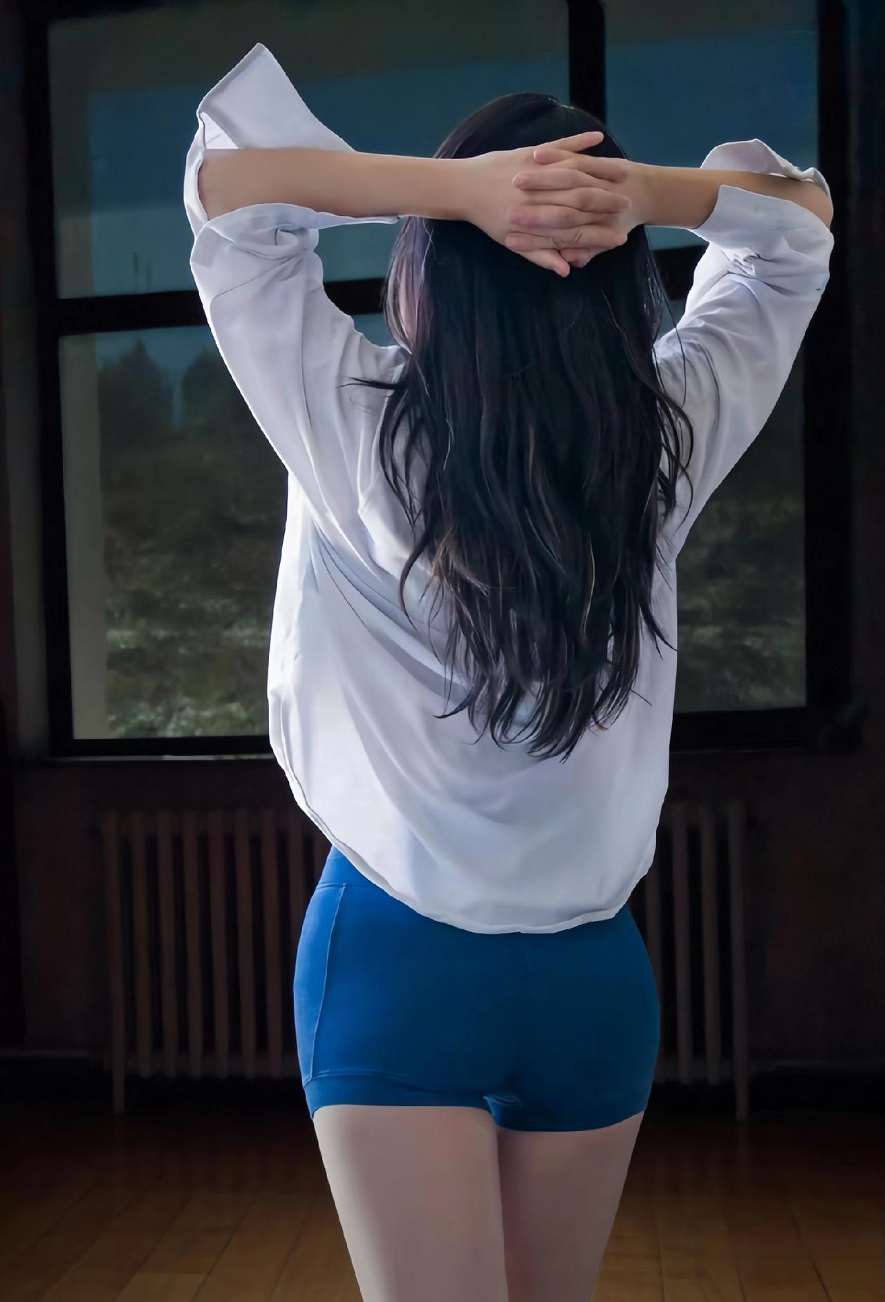 幽室独居夜来香，淡淡月华入我窗。
细数流年如逝水，一帘星斗落寒江。