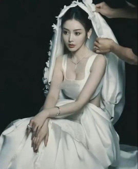 她如果在香港的黄金期出道，应该不输关之琳，李嘉欣吧，可惜不在那个年代 ​​​