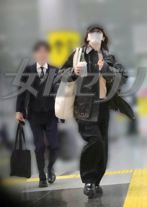 四月上旬的午后，被和煦春日气息包裹着。东京品川车站内，一对男女正不顾一切地快步穿