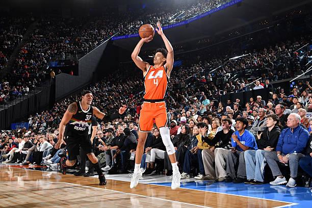 当年球队一堆锋线，快船还硬着头皮在首轮末选了次轮中后段行情的大龄新秀科比-布朗，