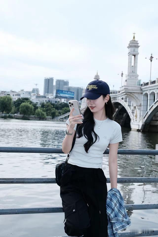不要对任何人抱有精神上的洁癖，这个世界上每个灵魂都是半人半鬼，凑近了，谁都没法看