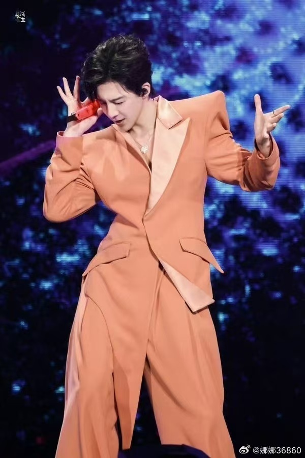 主持人说出答案的时候他整个人都石化了，脑子里应该只剩问号了，后面的问号和刘宇宁好