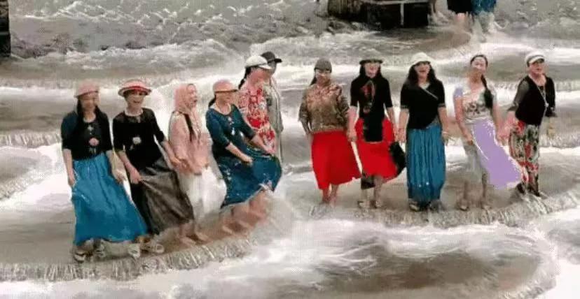 前后几分钟，身体变遗体
稍后，这11位兴高采烈的大妈有7人丧命于洪水。不知这位领