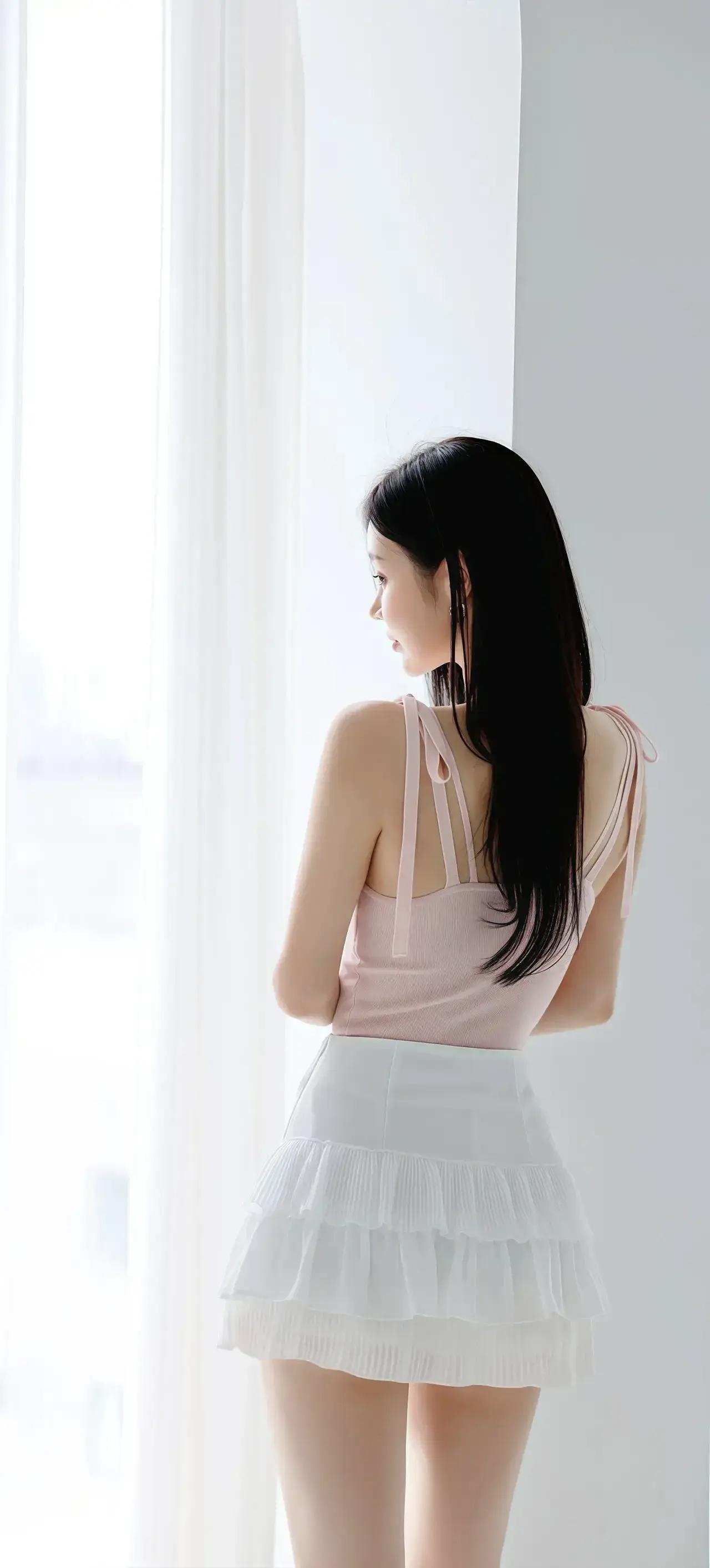 少女心满满，粉嫩穿搭，甜美背影，阳光洒进来的温暖瞬间。🌞💕