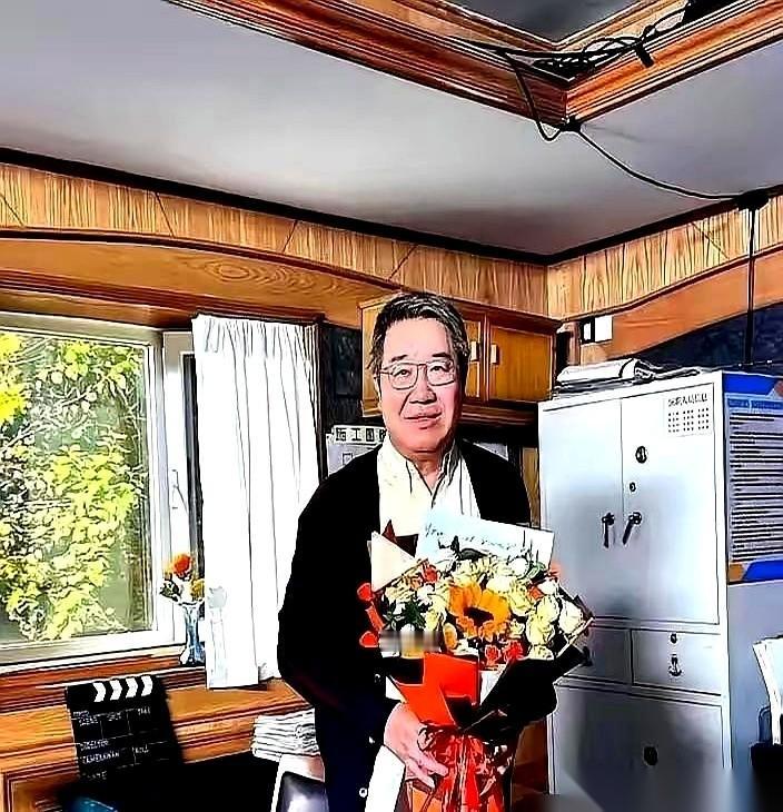 3000万的直播间，镜头突然一转，对准一个蹲地上给孙子拍照的老头。
巴图哽咽着说