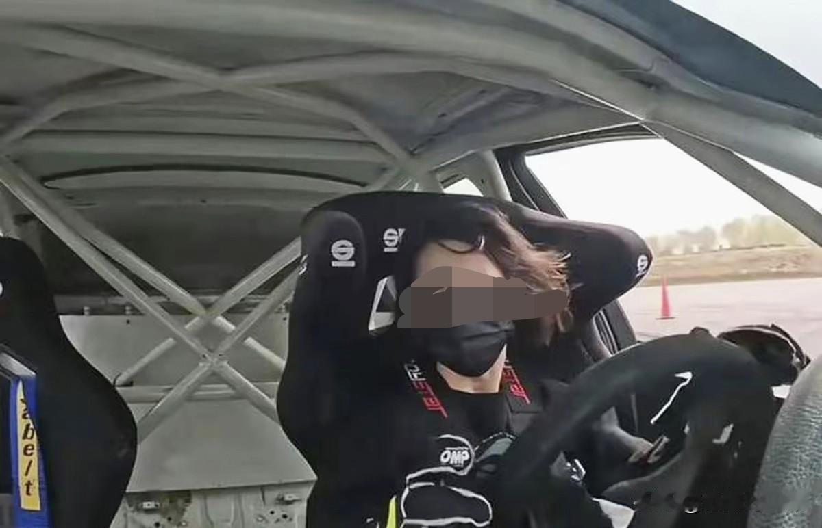 金某交通事故顶包案的关键不是是否故意顶包，而是金某当时有没有驾驶证，如果有驾驶证