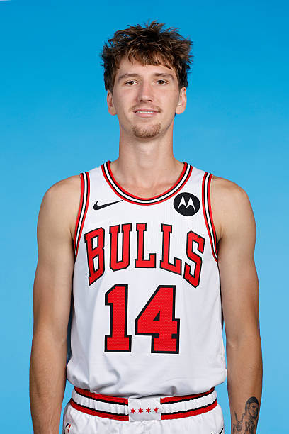 公牛更新明天对阵湖人的伤病报告：布泽利斯、吉迪、杰伦史密斯大概率出战，奥科罗、塞