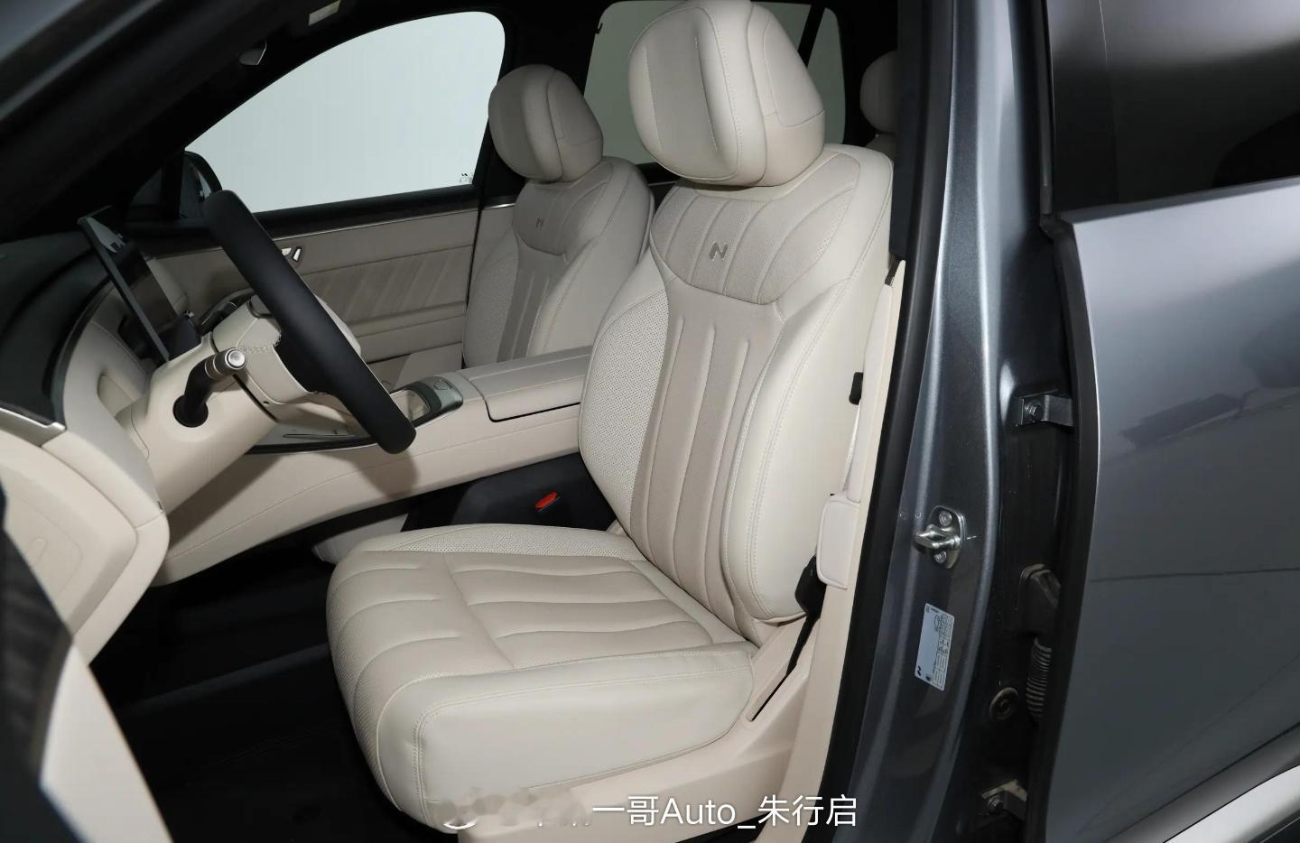 乐道L90的官图公布，新车全新推出两款双色车身，采用瞭望塔式激光雷达布局，并配备