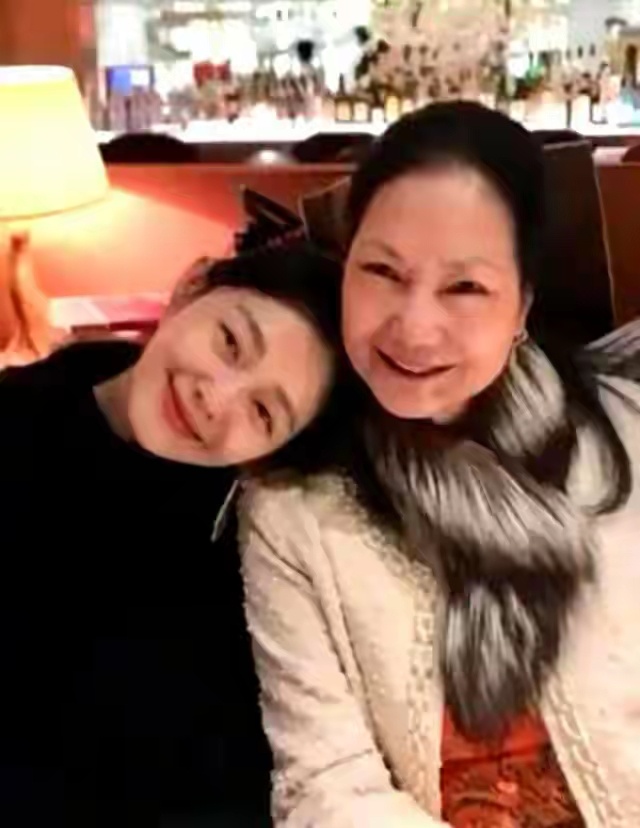 S妈回应大S儿女缺席雕像仪式：汪爸爸休假马上把孩子带回北京 