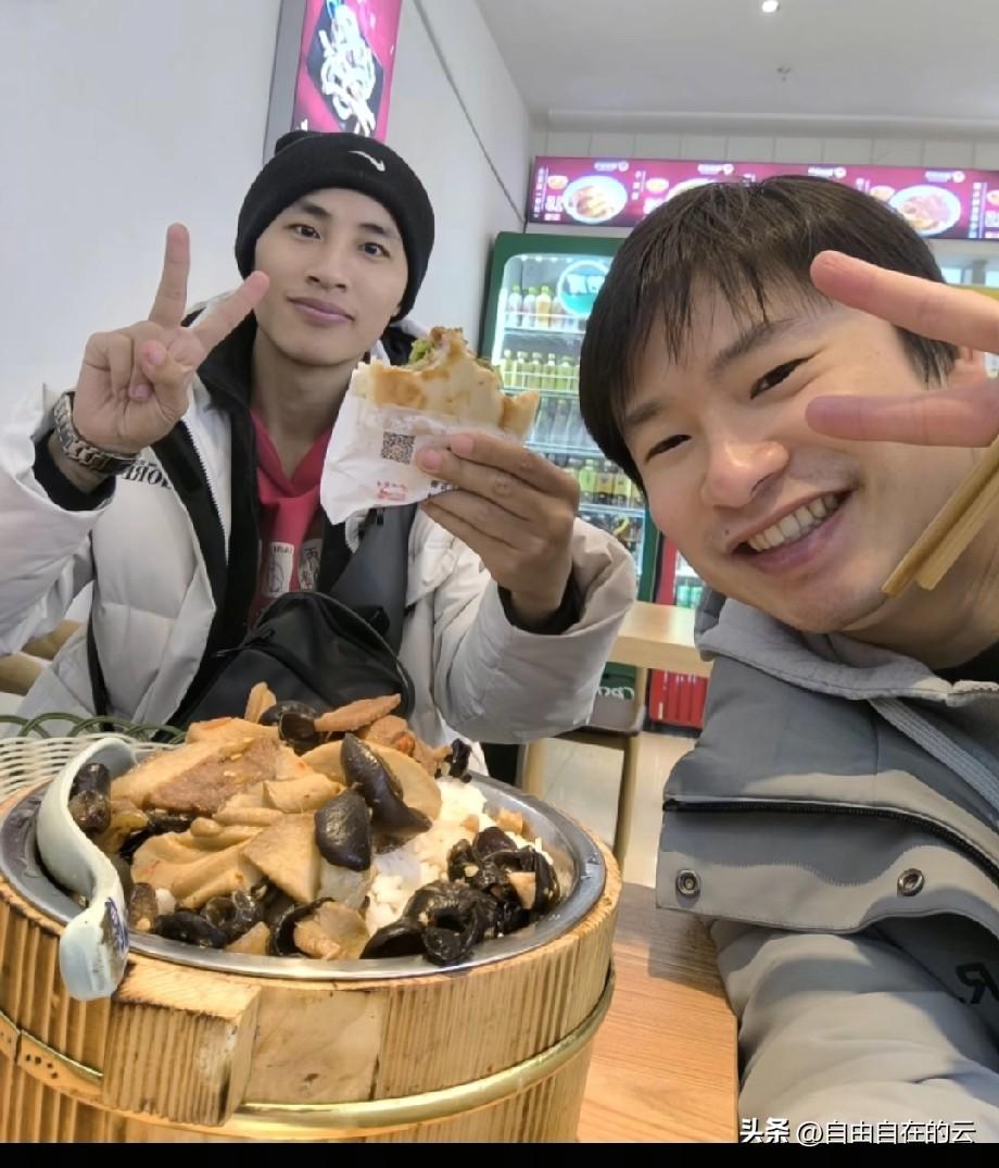 高洋替云鹏妈妈说话，他说云鹏妈妈其实过得很一般，经济条件也不好。
他看见的云鹏妈