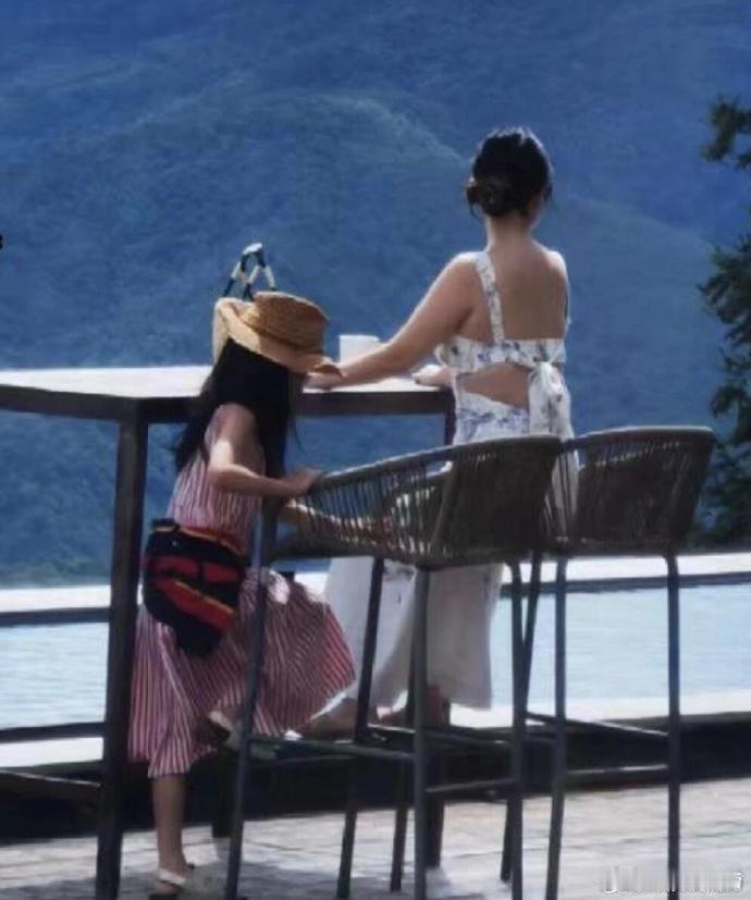 #云南偶遇霍思燕母女##云南偶遇霍思燕#网友云南偶遇霍思燕带女儿喝下午茶，母女两