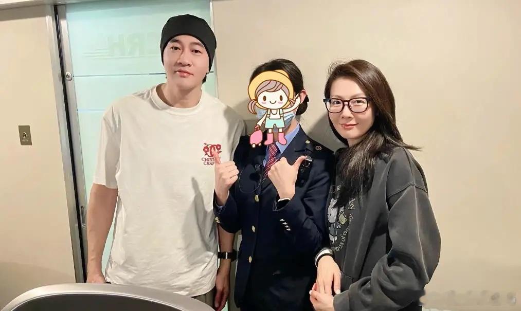 偶遇何润东林姵希夫妇，50岁的他身材练得好健硕，冬天穿T恤出门！ 