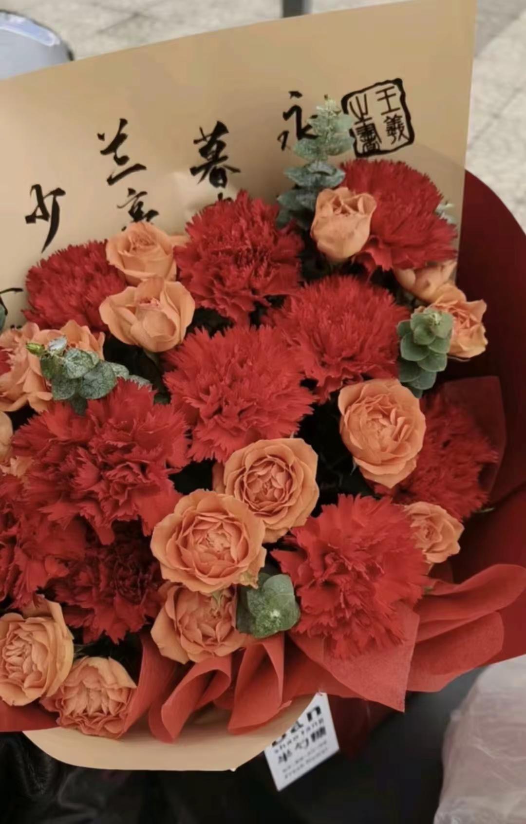 妈妈辛苦了一辈子，今天是母亲节，我要给妈妈送一大束花，一束鲜花一份温柔V京东秒送