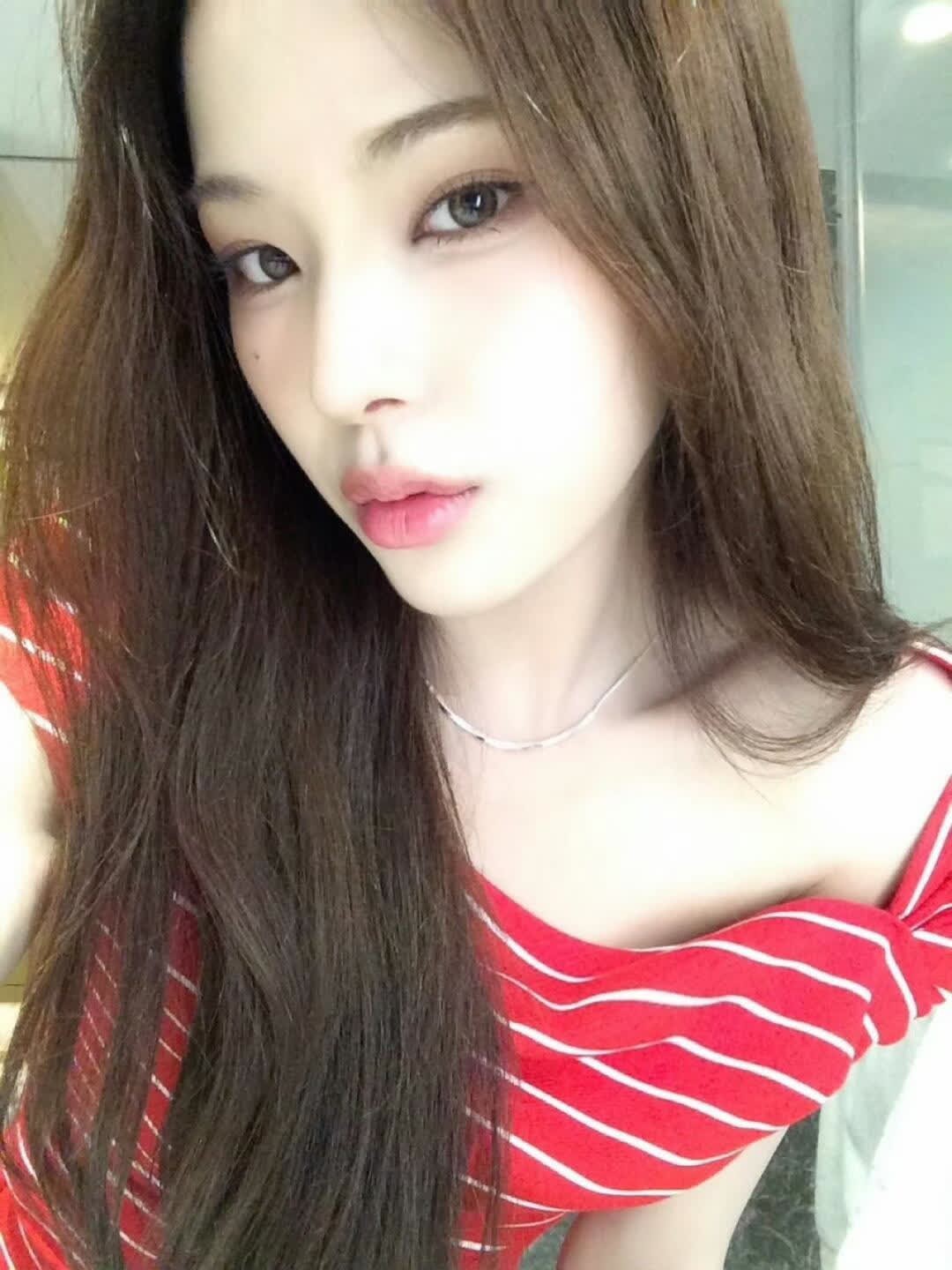 喜欢这样的红色吗 夏天烈焰的红色❤💘  散发狐狸搬的魅力～ 富冈茉衣. 