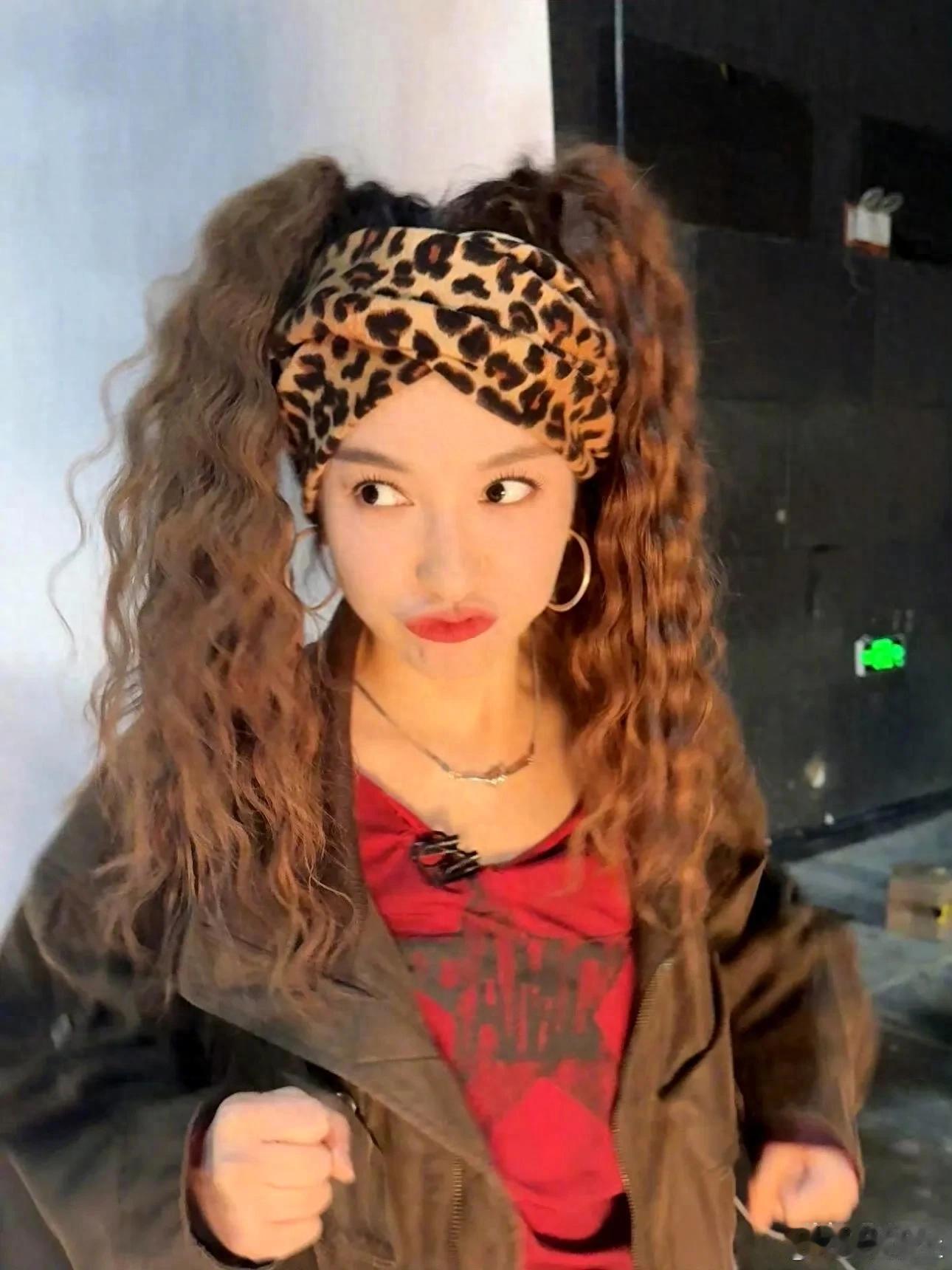 42岁吴昕状态佳！双马尾大波浪配豹纹发带少女感足，魅力依旧不减。 ​​​